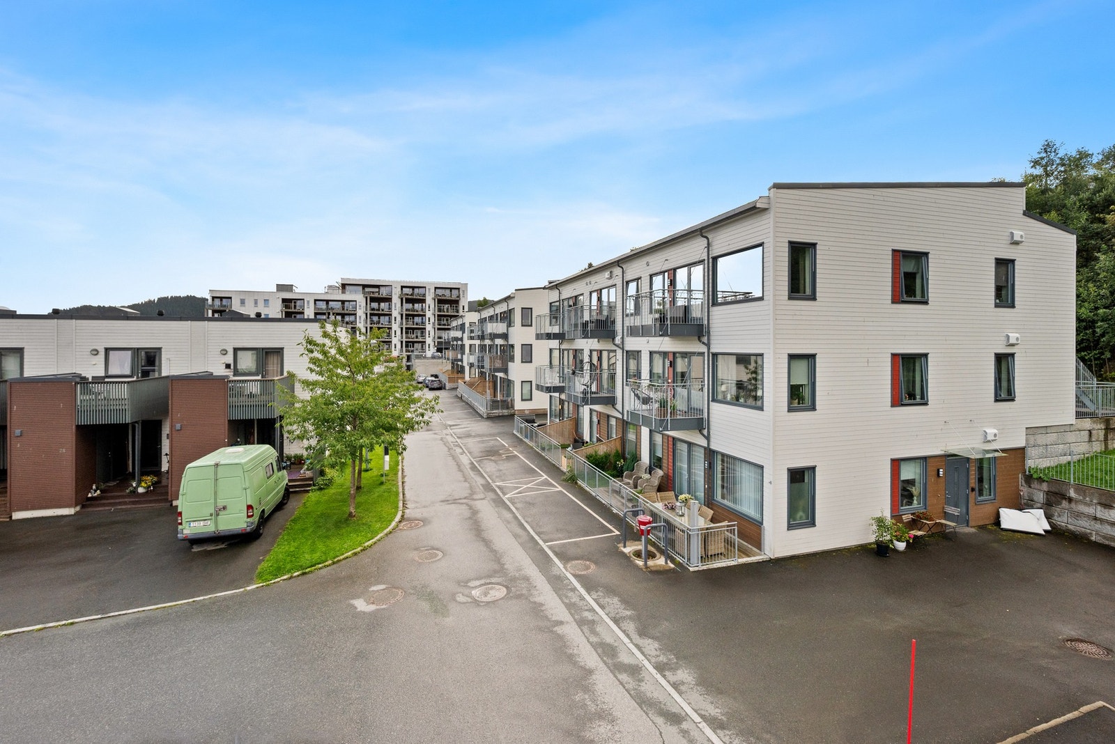 Nærmeste bussholdeplass ligger omtrent 300 meter unna. Galleribilde