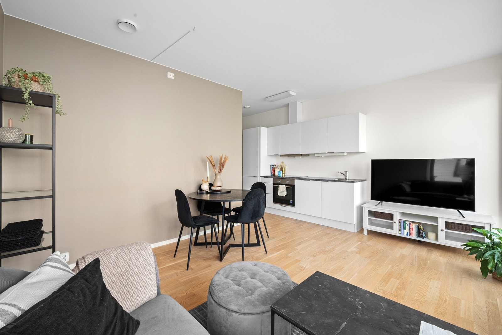 Kjøkkeninnredningen er stilren og har samtlige hvitevarer integrert. Galleribilde