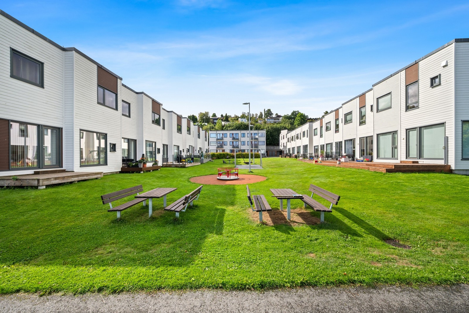 Felles uteområde er flott med store plenarealer, piknikbord og lekeapparater. Galleribilde