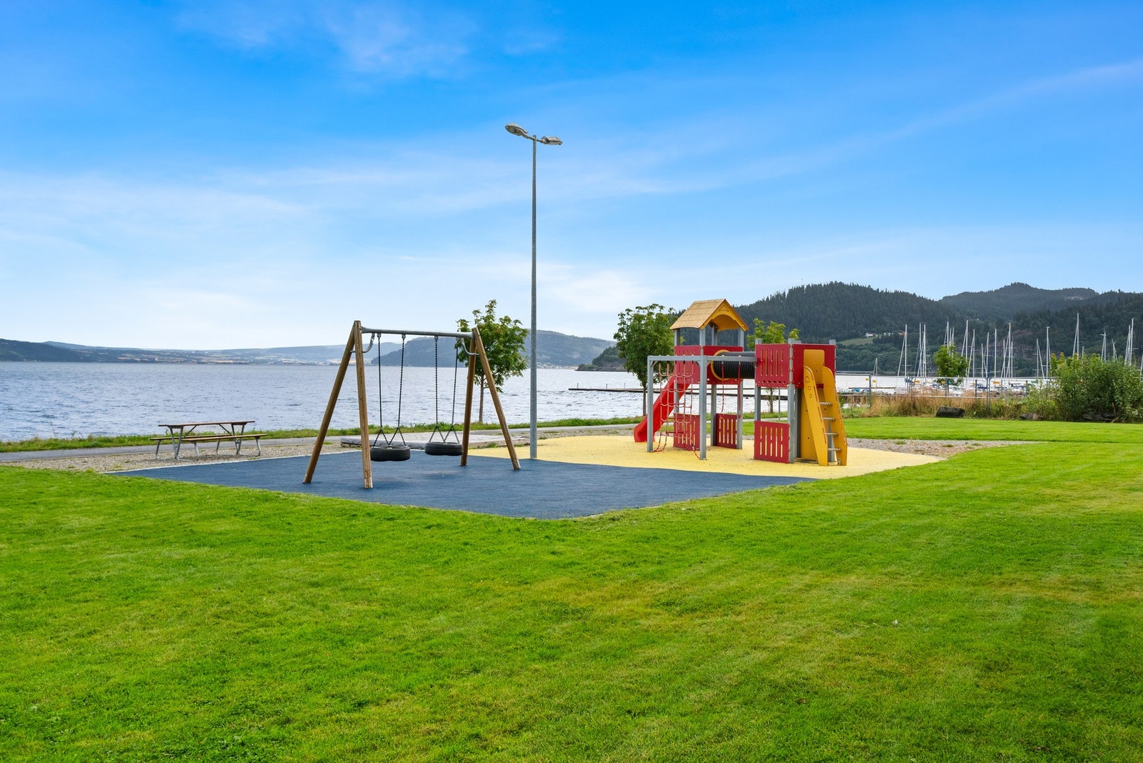 Her er alt lagt til rette for utvendig hygge med sjøen som bakteppe. Velkommen! Galleribilde