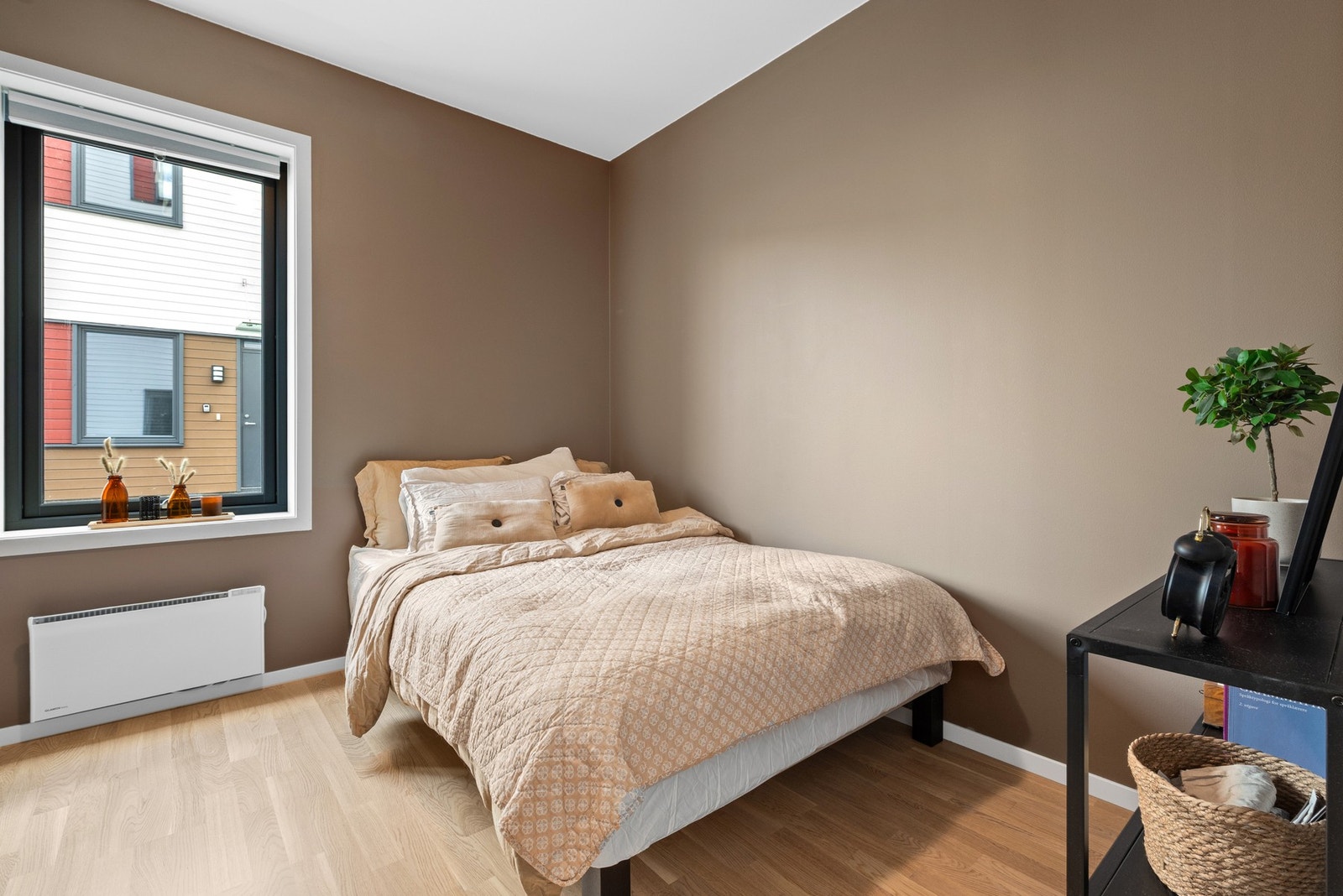 Soverommet har et areal på ca. 9 kvm, noe som gjør det enkelt å innrede med dobbelseng, nattbord og kommode. Galleribilde