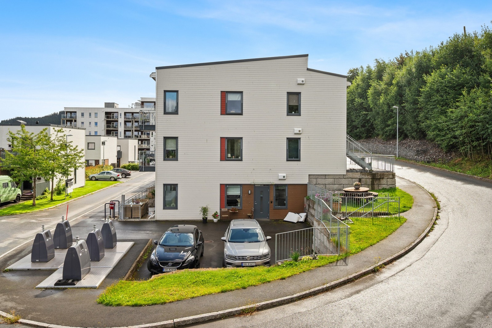 Det er kun tre minutter med bil til Børsa sentrum, som bl.a. har matbutikk, apotek, treningssenter og idrettsanlegg. Galleribilde