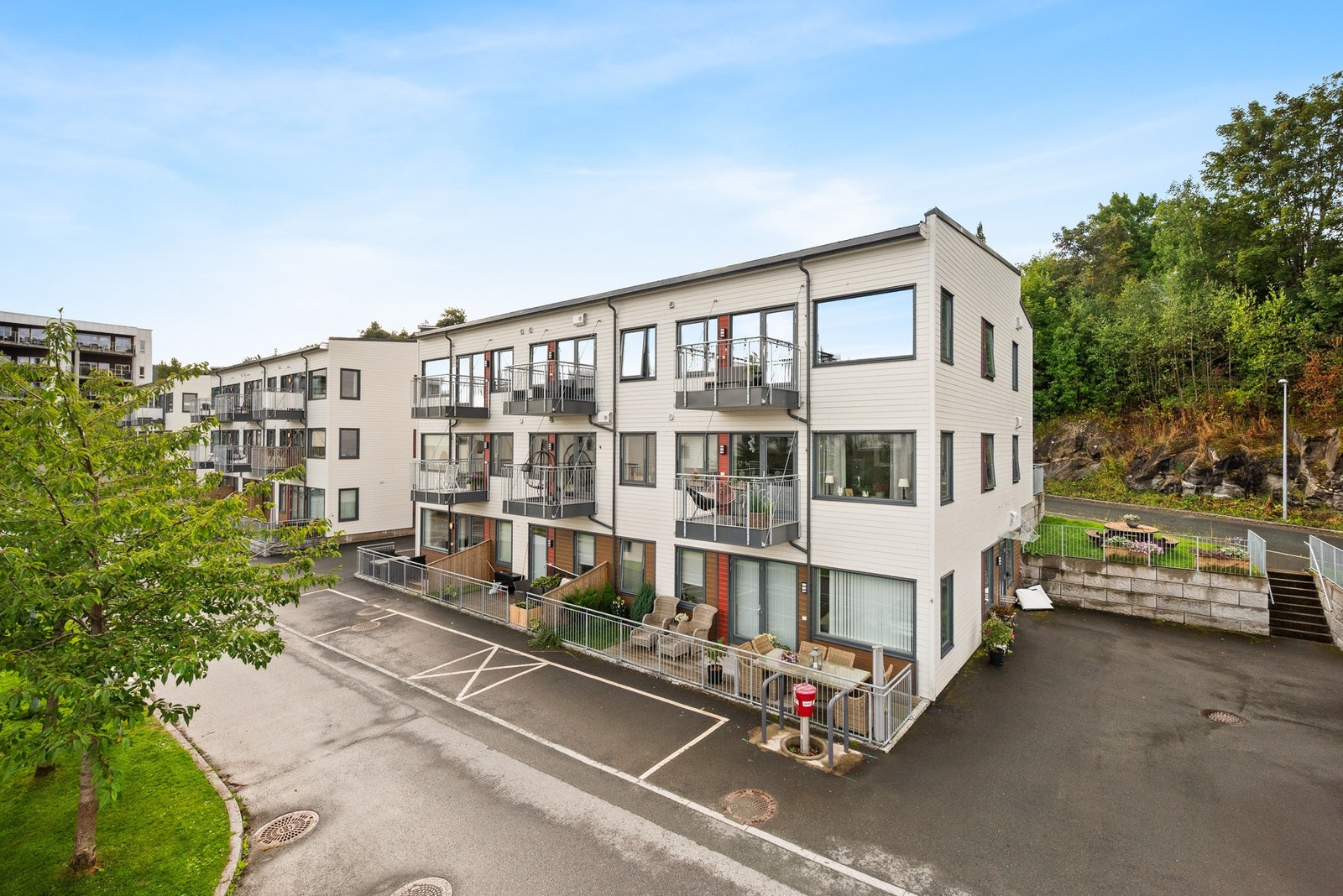 Rett ved leiligheten finner du både Laugarbukta, marinaen, badestrand og hyggelig promenade langs sjøen. Galleribilde