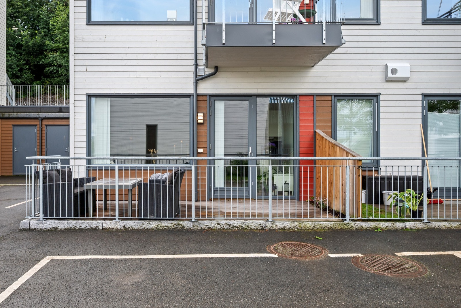 Terrassen innbyr til hyggelig stunder med venner og gode naboer. Galleribilde