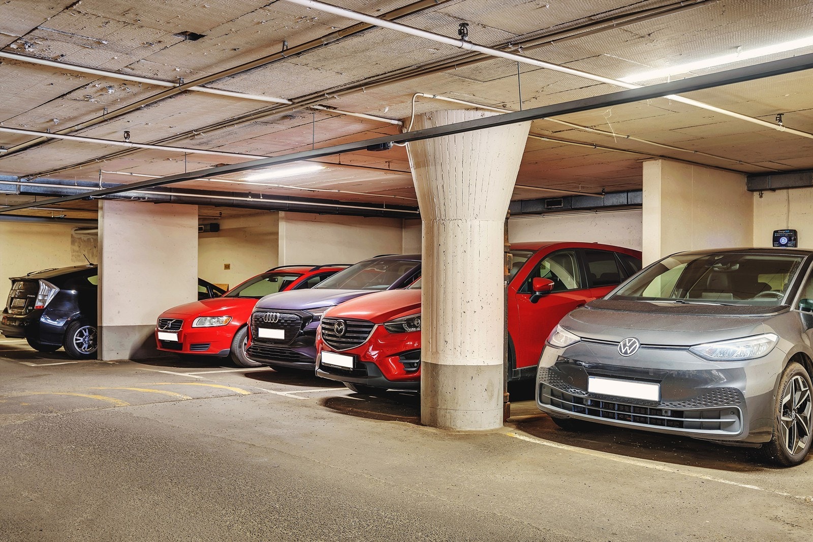 Leiligheten disponerer garasjeplass i oppvarmet garasjeanlegg. Galleribilde