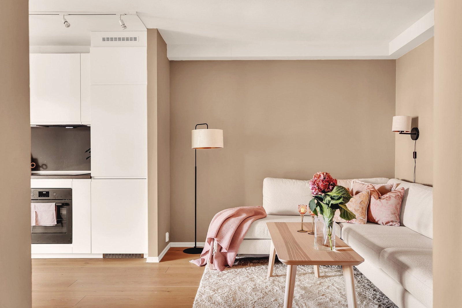 En lys og attraktiv 3-roms leilighet beliggende skjermet i 5.etg. Galleribilde