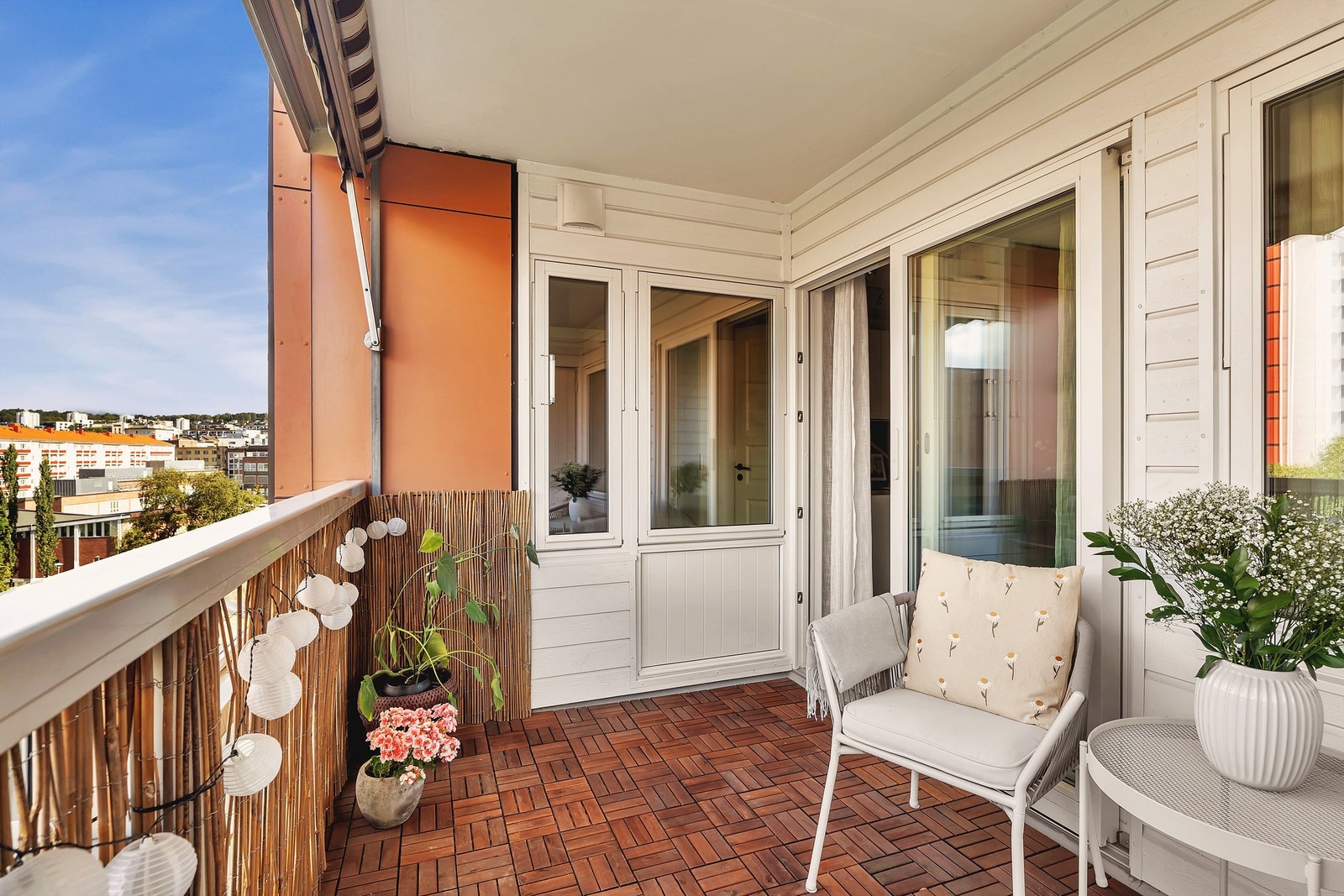 Den overbygde balkongen er på 7kvm og har god plass til sittegruppe med tilhørende møblement. Galleribilde