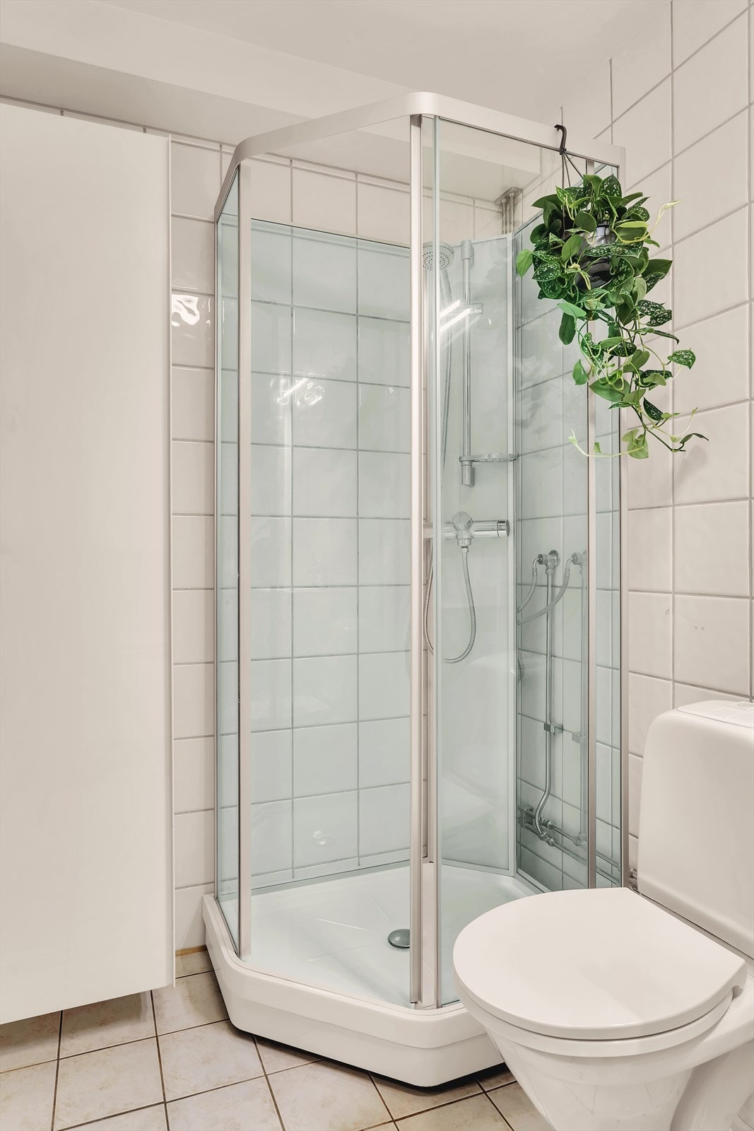 Badet fikk ny baderomsinnredning i 2020, utført av Moderne vvs. Videre er badet utstyrt med dusjkabinett med skyvedører av glass fra 2020, gulvstående toalett og vegghengt oppbevaringsskap. Galleribilde