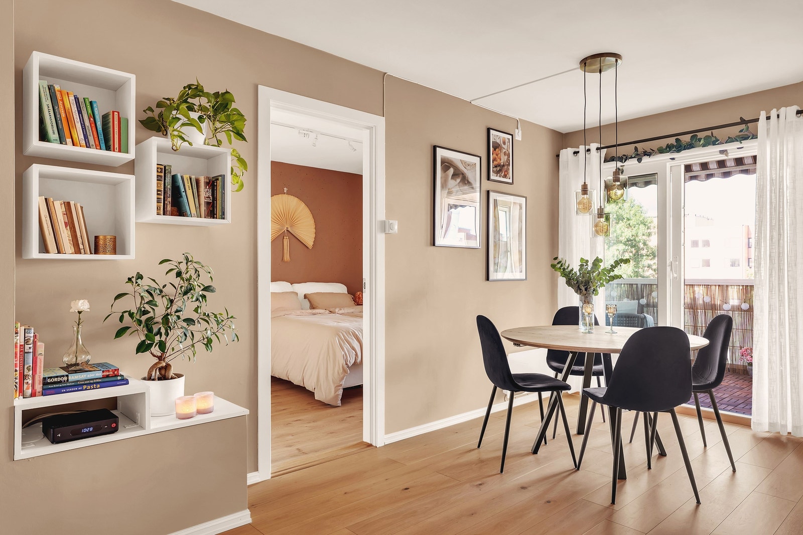 Leiligheten har gjennomgått flere oppgraderinger i nyere tid, deriblant nye gulv, malte overflater i tidsriktige farger, samt satt inn nytt kjøkken i 2019. Galleribilde