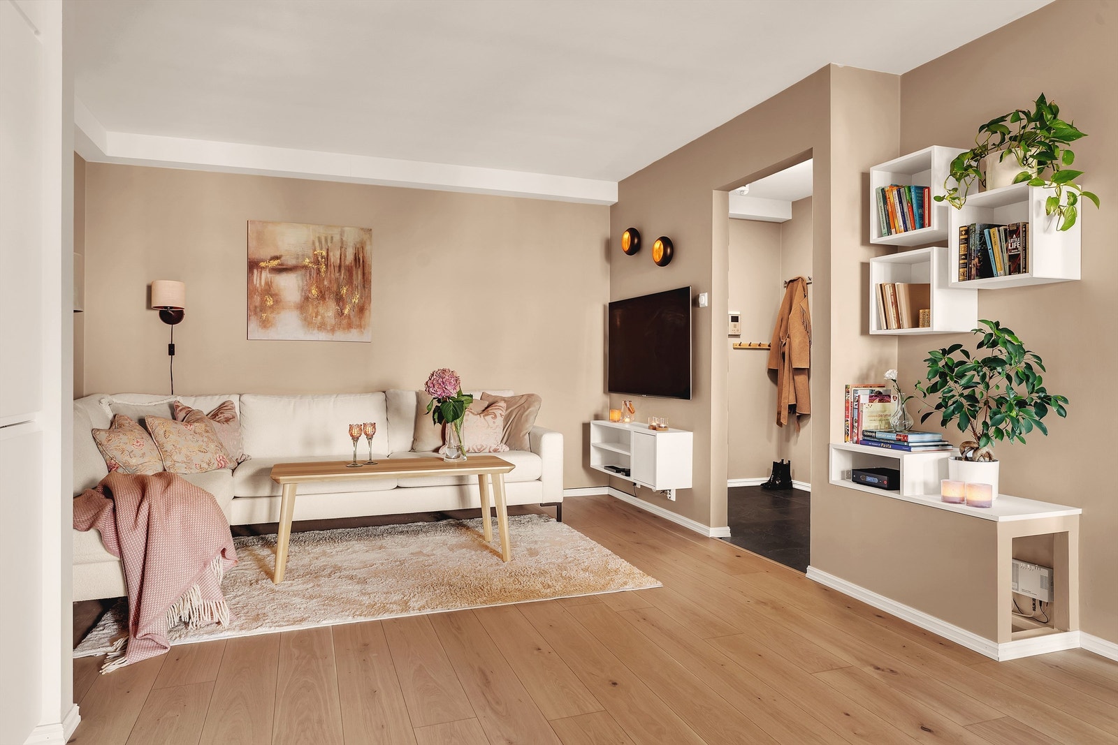 Stuen er malt i lyse og nøytrale farger. Gulvet er belagt med parkett. Galleribilde