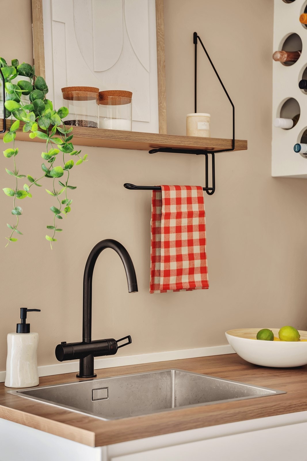 Det er det benkeplate i laminat med nedfelt oppvaskkum og integrerte hvitevarer. Galleribilde