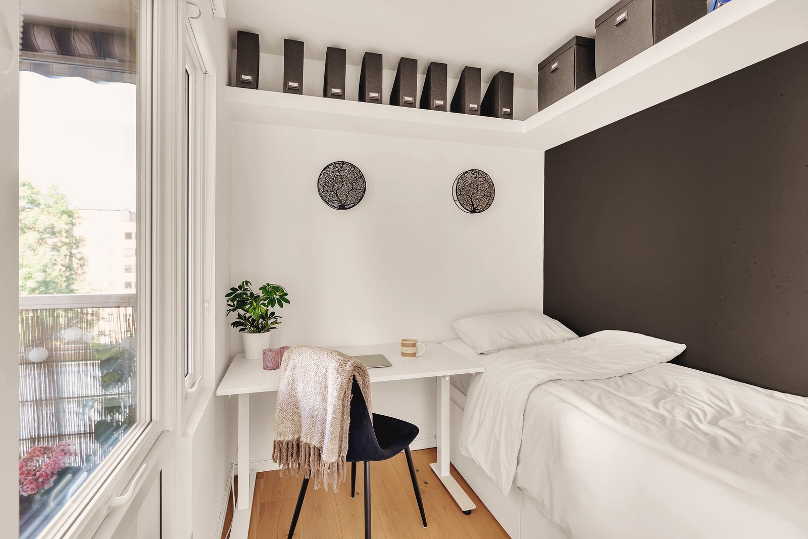 Lyst og flott soverom med plass til seng og tilhørende møblement. Galleribilde