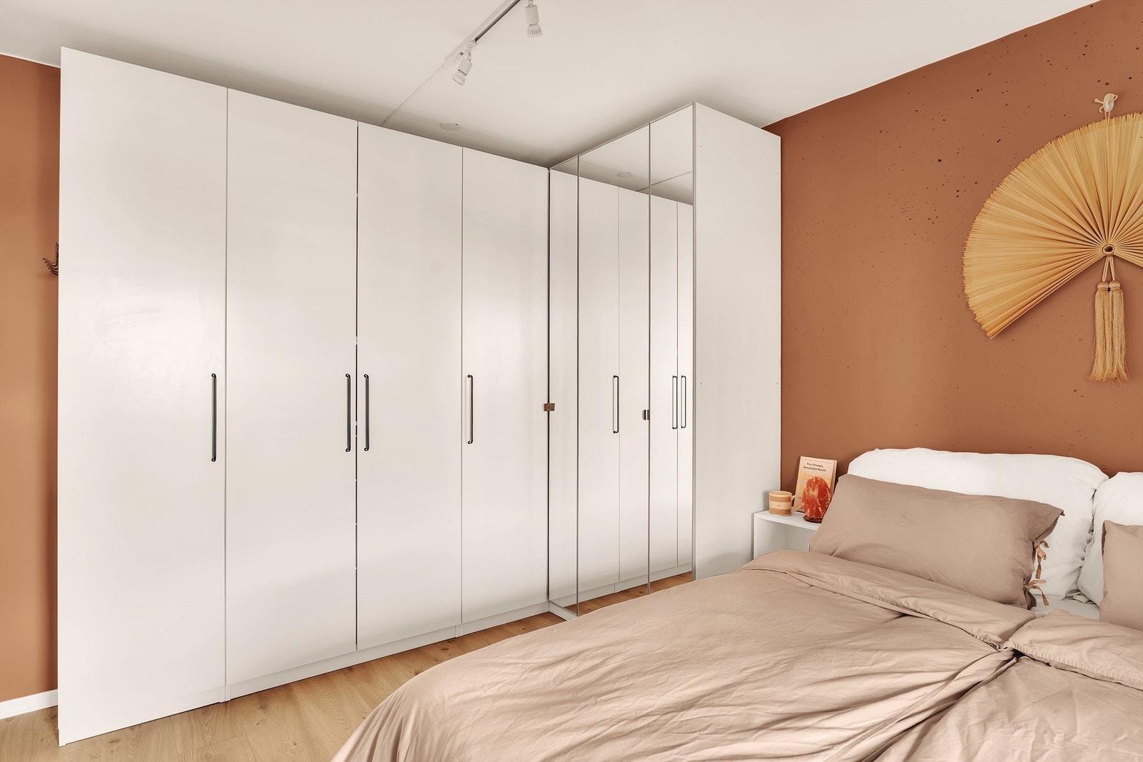 Rommet har plassbygd garderobe som sikrer godt med oppbevaringsplass. Galleribilde