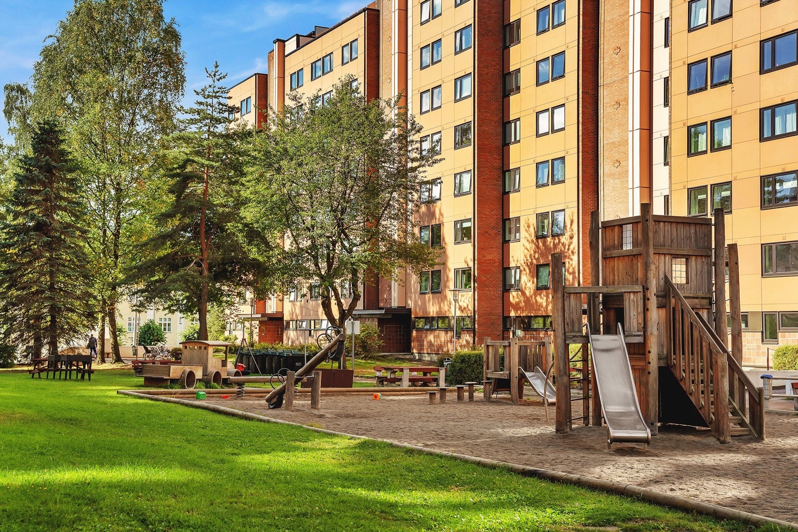 Leiligheten ligger i et veldrevet og populært borettslag. Borettslagets tomt er pent opparbeidet av asfalterte internstier, plenarealer og diverse beplantning. Galleribilde