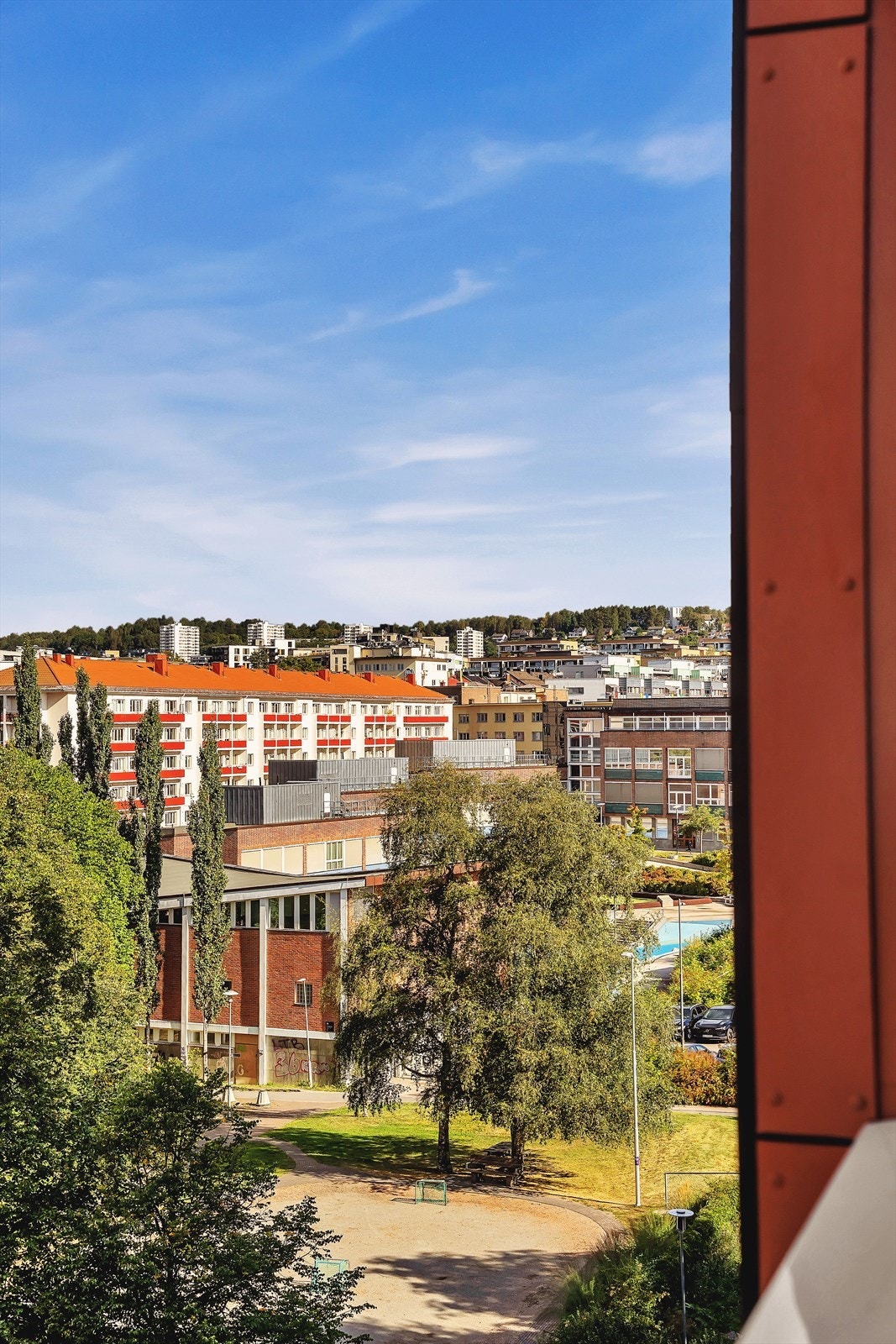 Balkongen er et herlig sted å nyte varme sommerdager med utsikt over store deler av byen og helt ned til Oslofjorden. Galleribilde