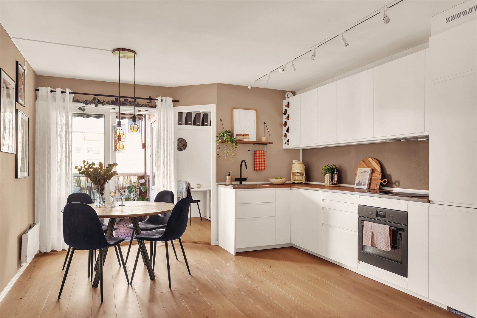 Kjøkkenet har lys og moderne innredning med slette fronter fra IKEA fra 2019. Galleribilde