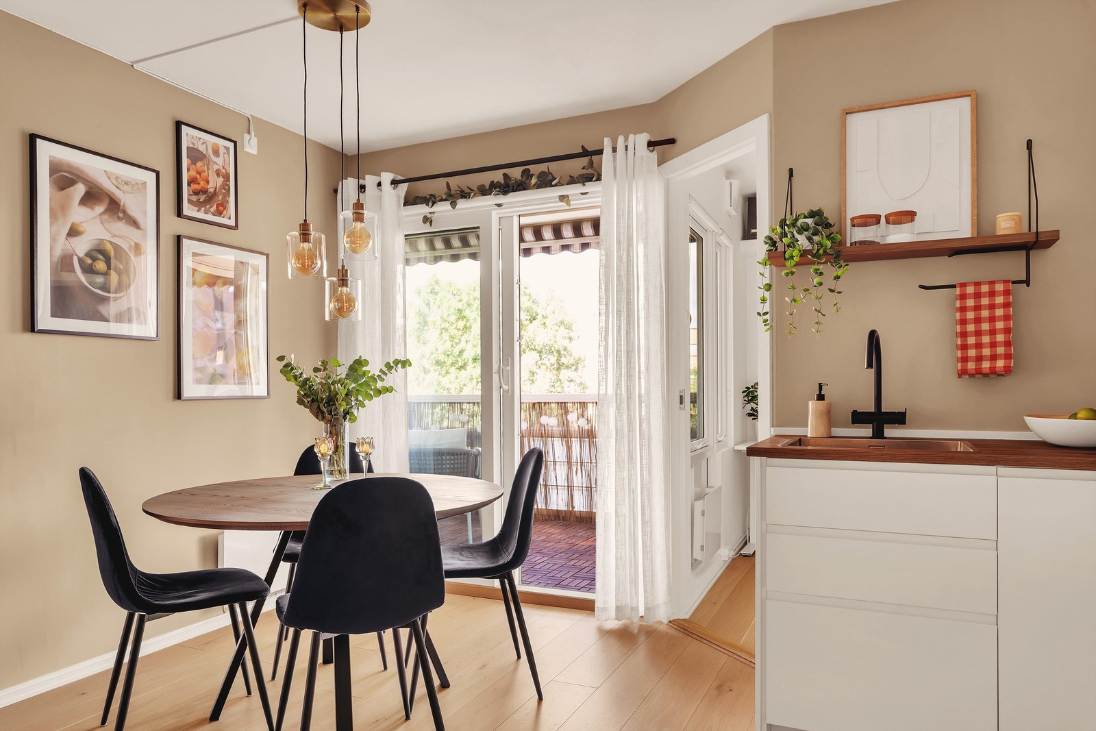 Fra kjøkkenet er det utgang til leilighetens romslige balkong. Galleribilde