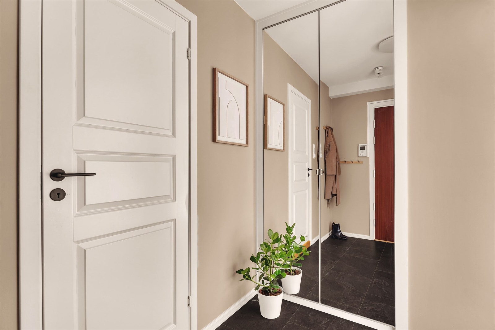 Romslig entré med tilknytning til stue og bad. Entréen gir gode oppbevaringsmuligheter med god plass for garderobeløsning. Velkommen inn! Galleribilde