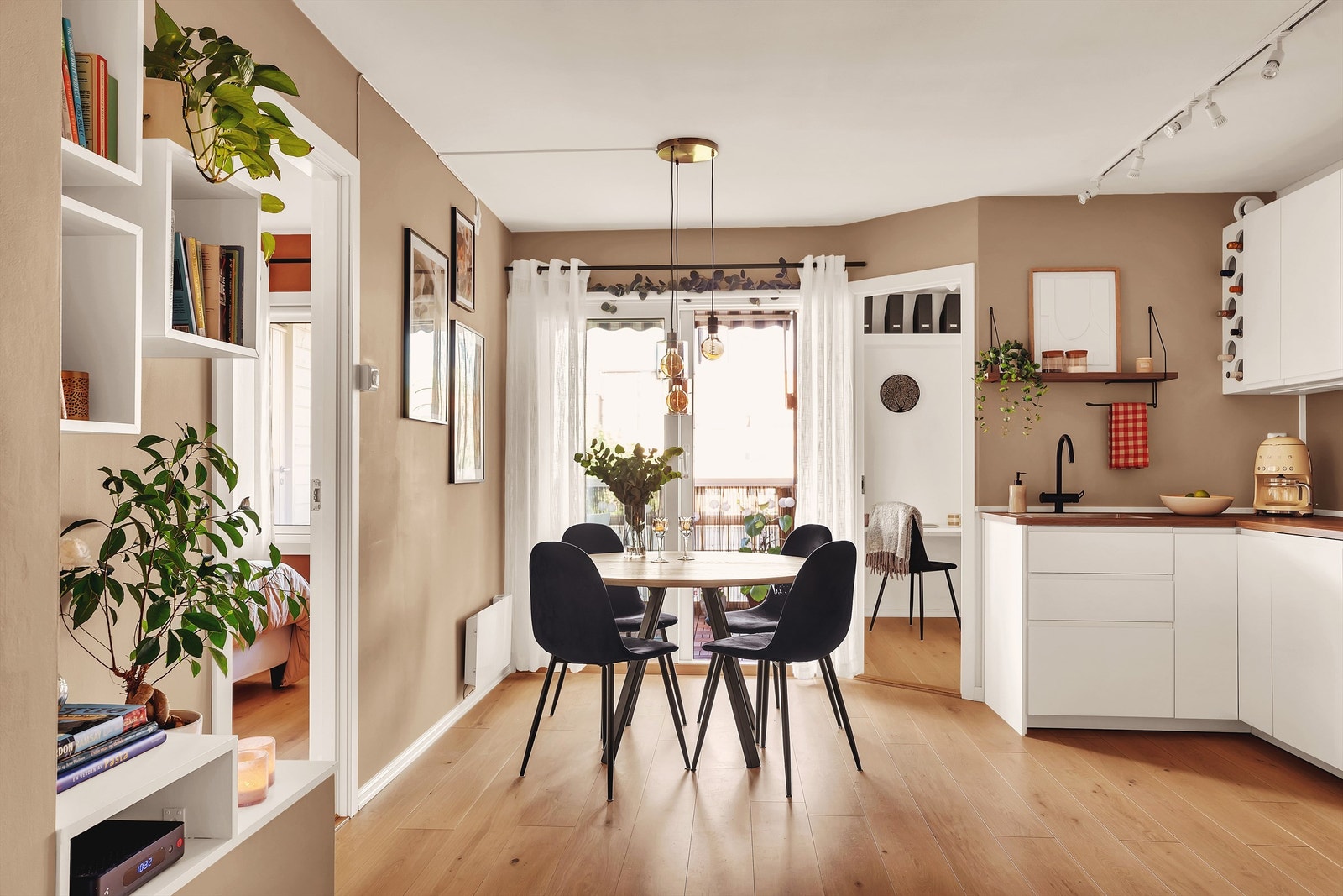 Et veldisponert kjøkken med rikelig med skap- og benkeplass, samt plass til en mindre spisegruppe. Galleribilde