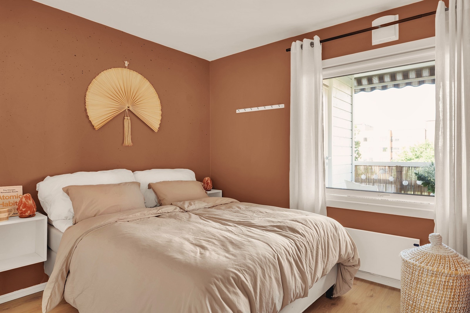 Leilighetens hovedsoverom er av god størrelse og har god plass til dobbeltseng med tilhørende møblement. Galleribilde