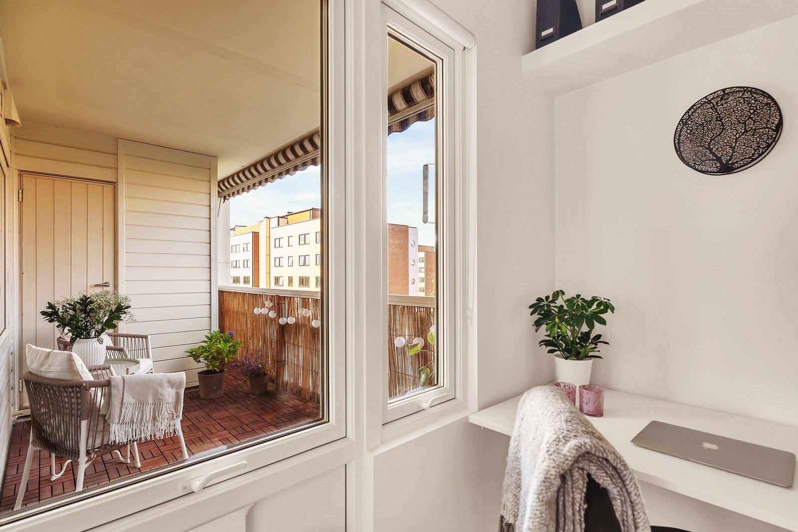 Leiligheten har en romslig balkong med trivelig utsyn. Soverom II har utsyn mot balkong. Galleribilde