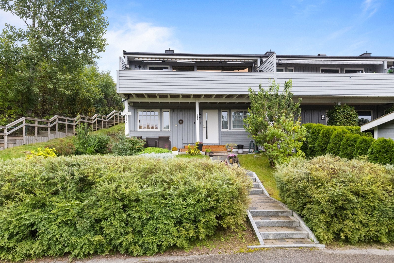 Enderekkehus, i et stille nabolagsområde. Sørvestvendt med sol fra morgen til kveld. Galleribilde