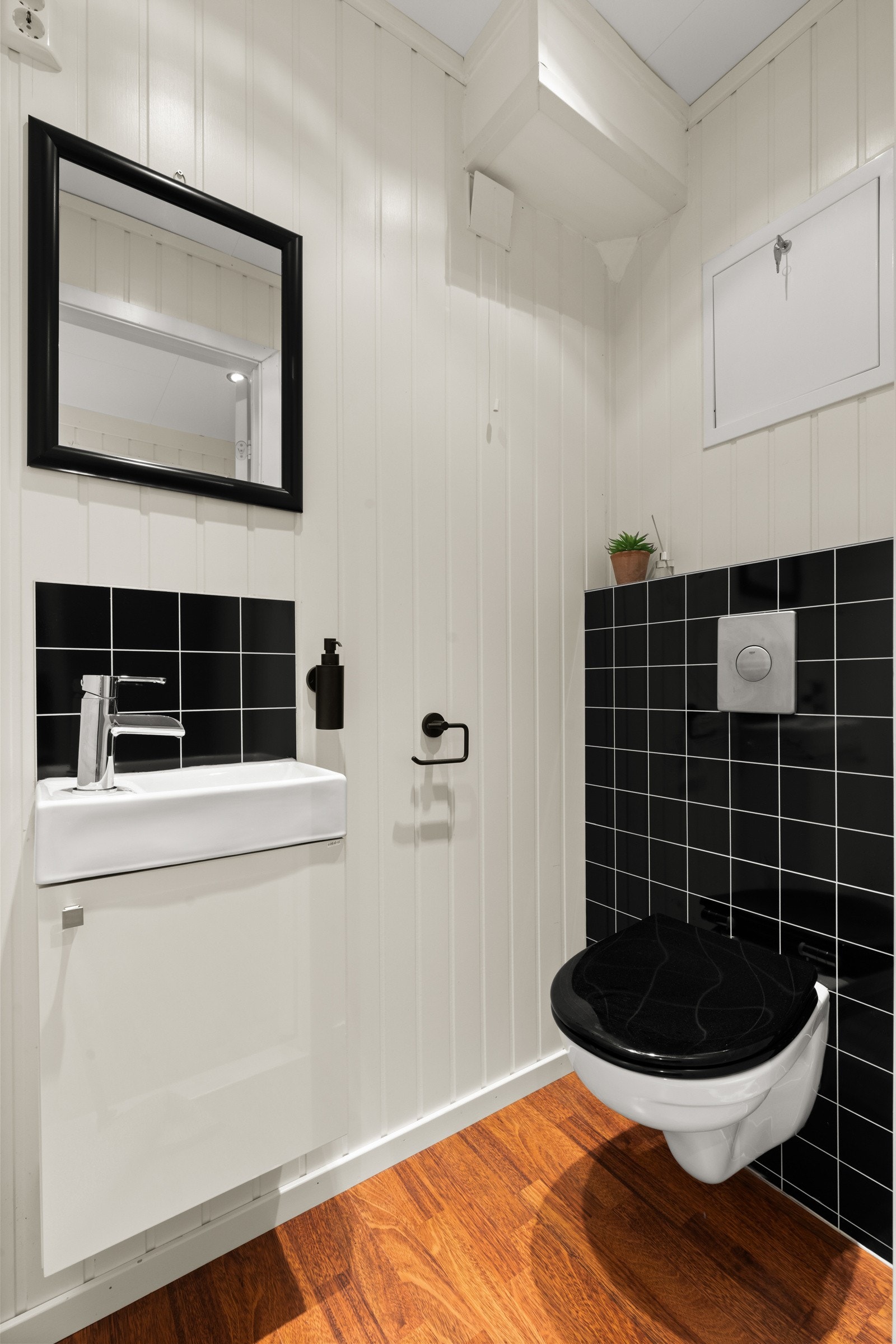 Adskilt toalett. Vegghengt toalett, servant med innrending og gulvvarme. Galleribilde