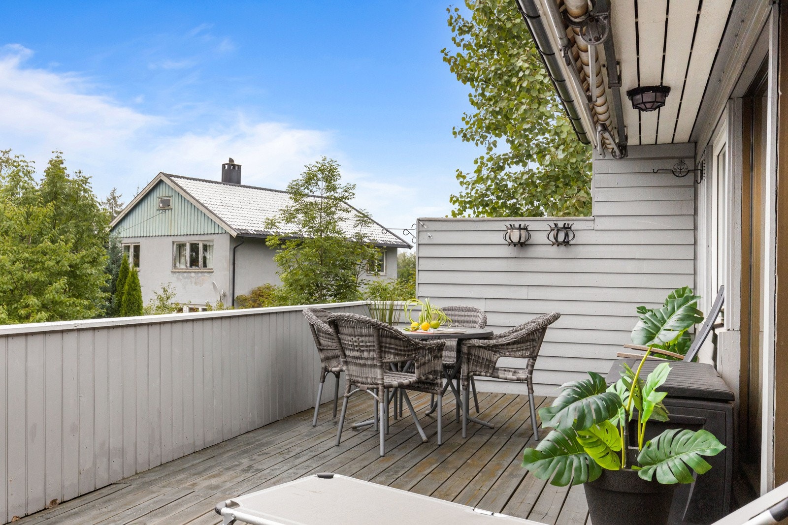 Utgang fra stuen til 23 kvm påbygget balkong som ligger høyt og fritt, med fin utsikt. Galleribilde