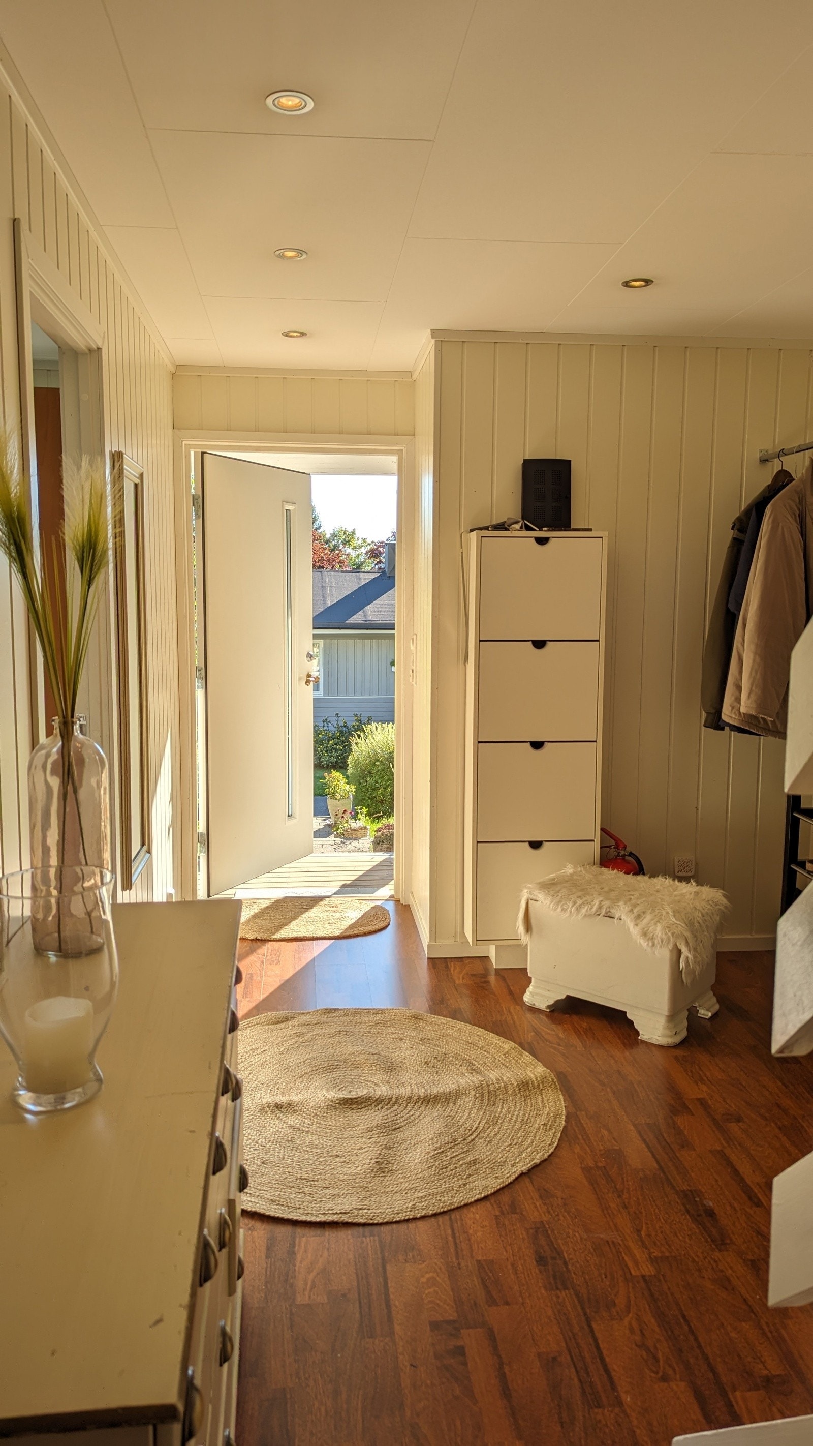 God plass til garderobe i entreén. Praktisk med gulvvarme Galleribilde