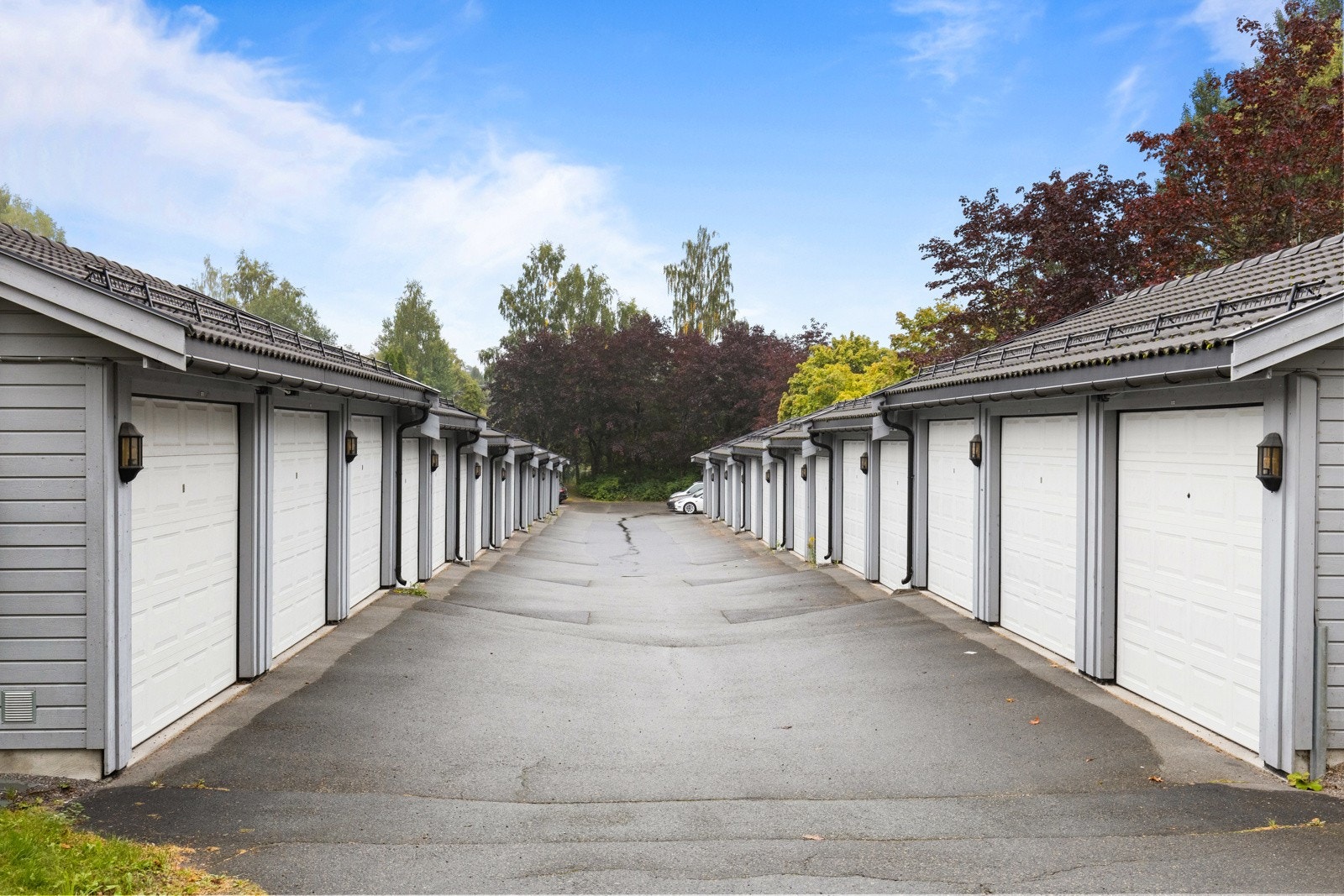 Det følger en garasje i garasjerekke fra 2013 med huset. Forøvrig godt med gjesteparkeringsplasser. Galleribilde