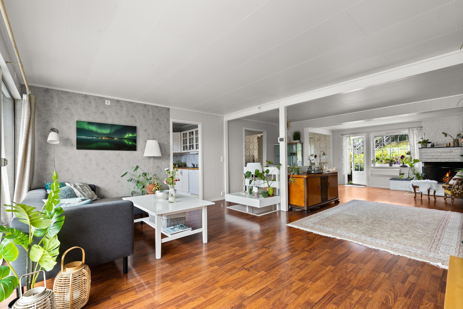 Gjennomgående stue med flotte lys-og solforhold. Galleribilde