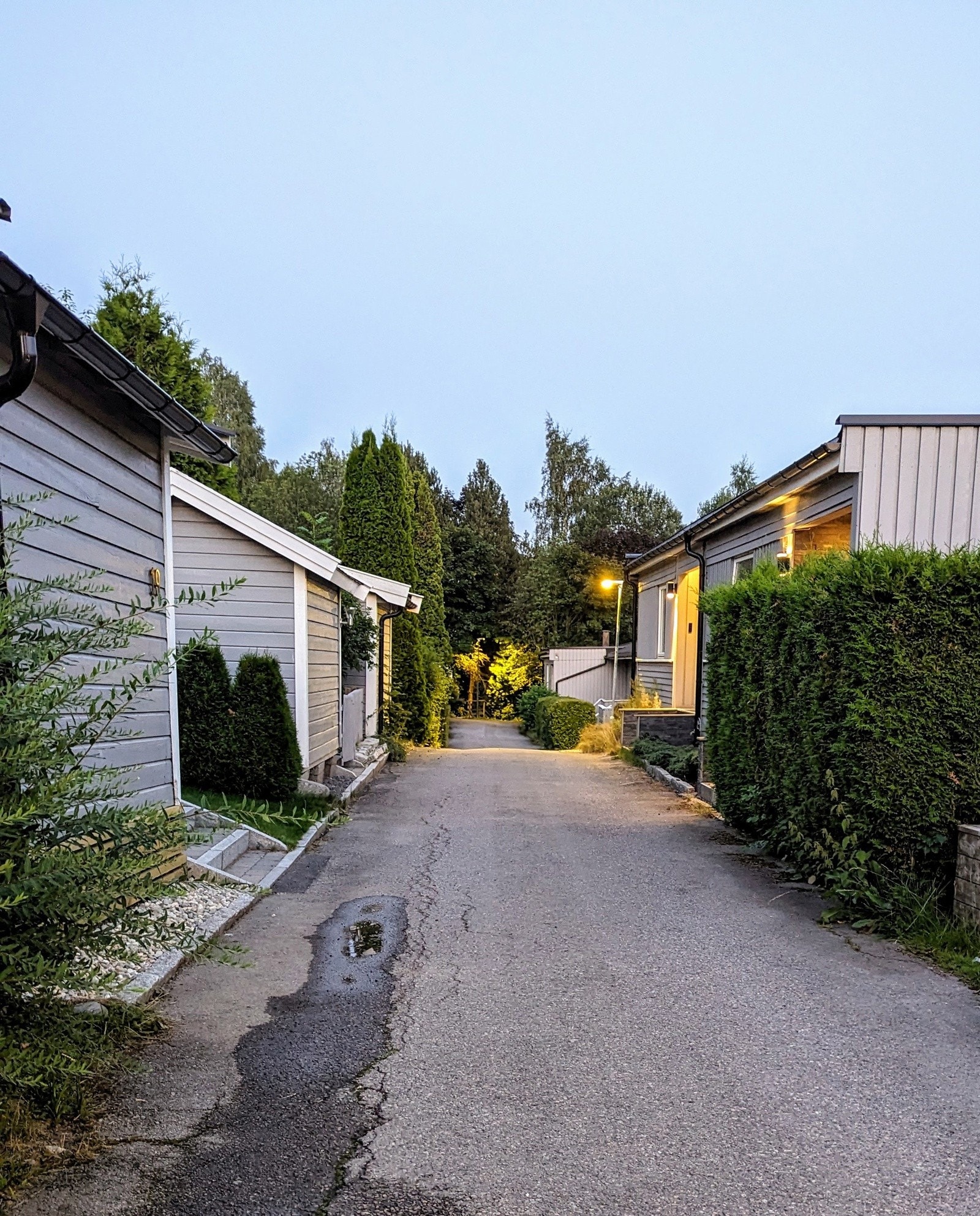 Stemning. Stille gate i godt nabolag. Galleribilde