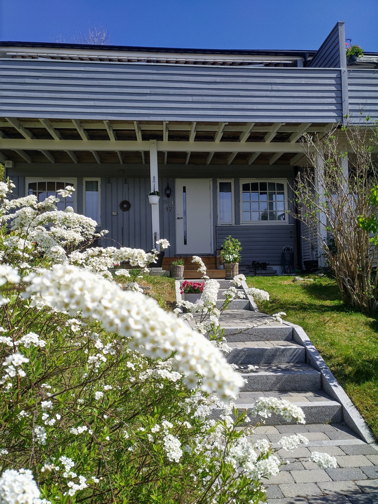 Idyllisk inngangsparti. Ny platting langs inngangspartiet og trapp til inngangen i 2020. Det ble også satt inn ny ytterdør i 2017. Galleribilde