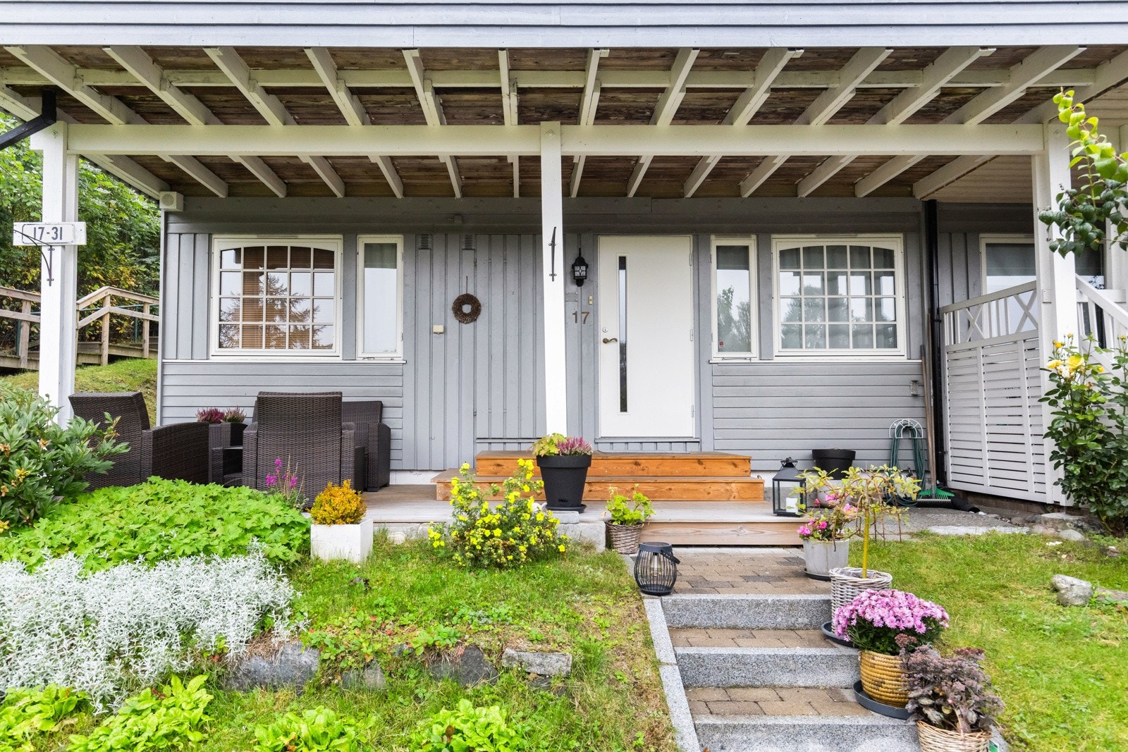 Ny steintrapp i 2018 utført av fagfolk. Utebod ved inngangssiden. Hele uteområdet er delikat og velstelt. Galleribilde