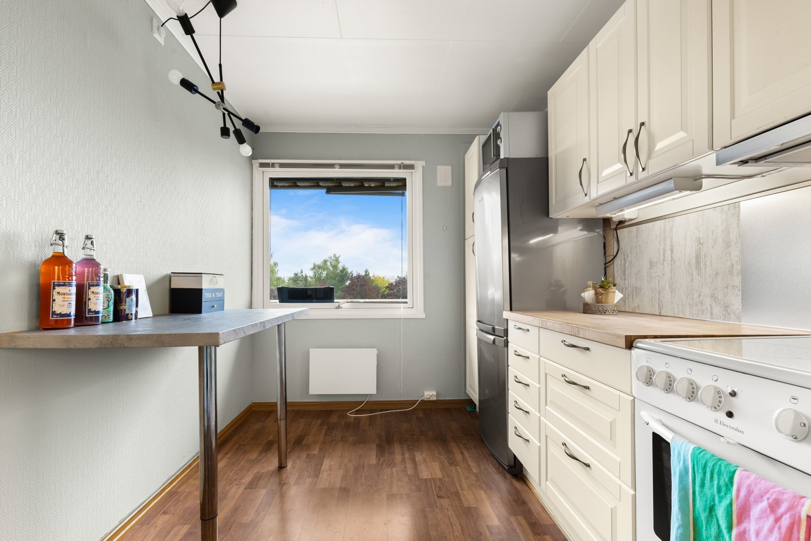 Vindu fra kjøkken ut mot påbygget balkong. Galleribilde