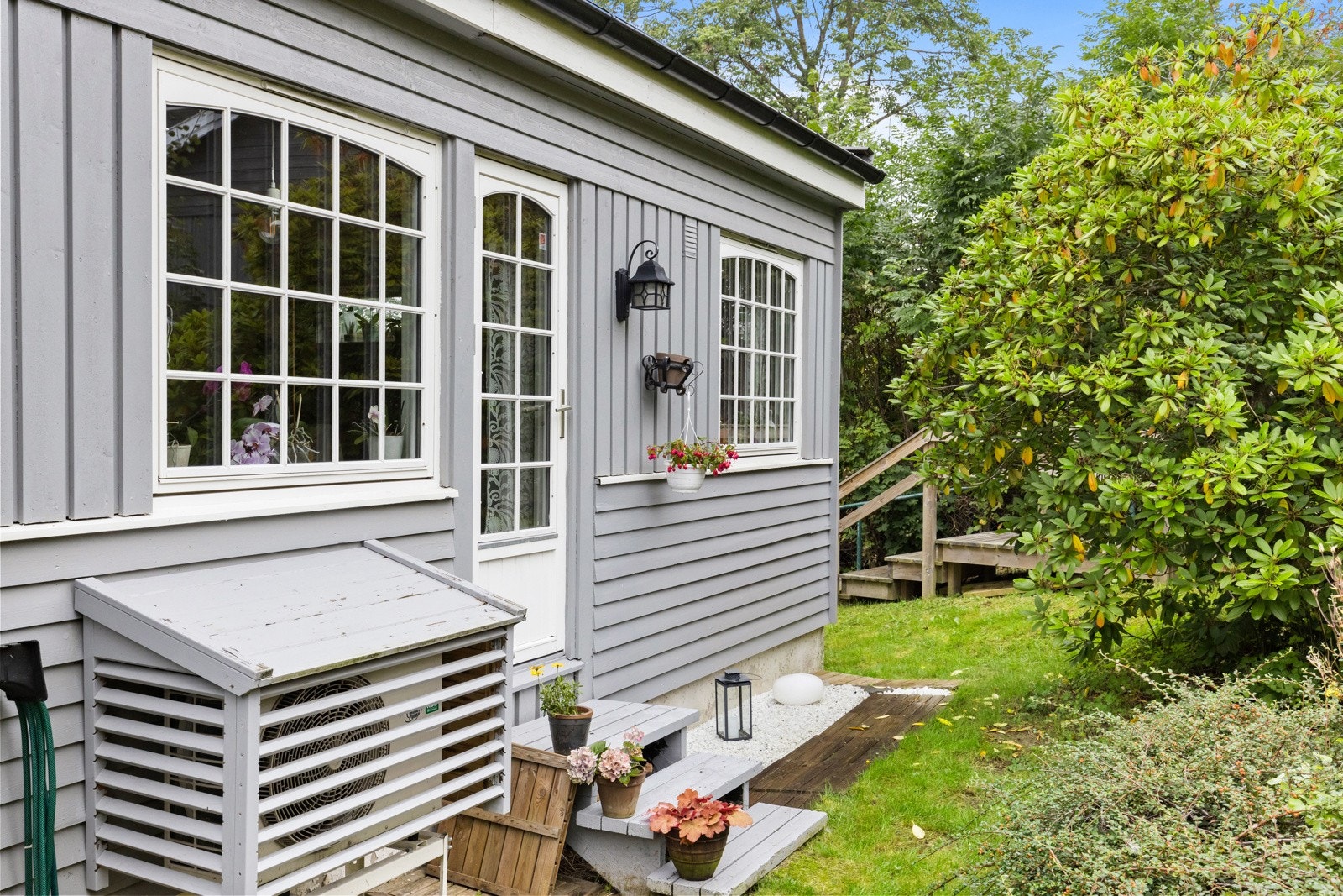 Vinduer med karmer og isolerglass fra 1994. Enderekkehus som gjør det mulig å bruke hagen fra forsiden til baksiden. Galleribilde