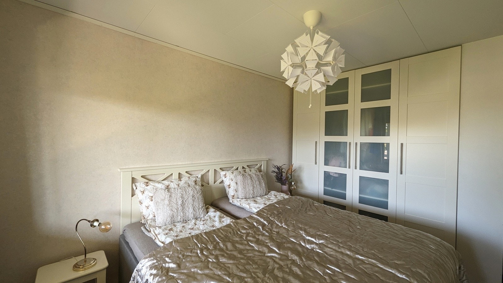 Hel vegg i hovedsoverommet med takhøye garderobeskap. Galleribilde