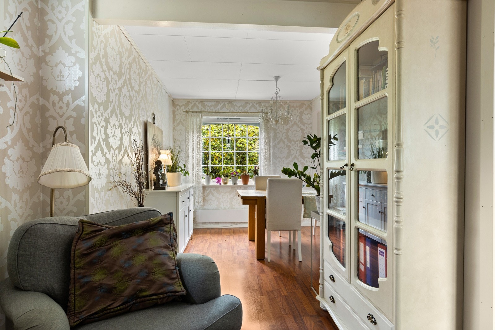 "Allrom/stue". Nyttes i dag som et koserom som det er fint å trekke seg tilbake til. Styret har godkjent å sette inn ekstra vindu på gavlvegg. Galleribilde