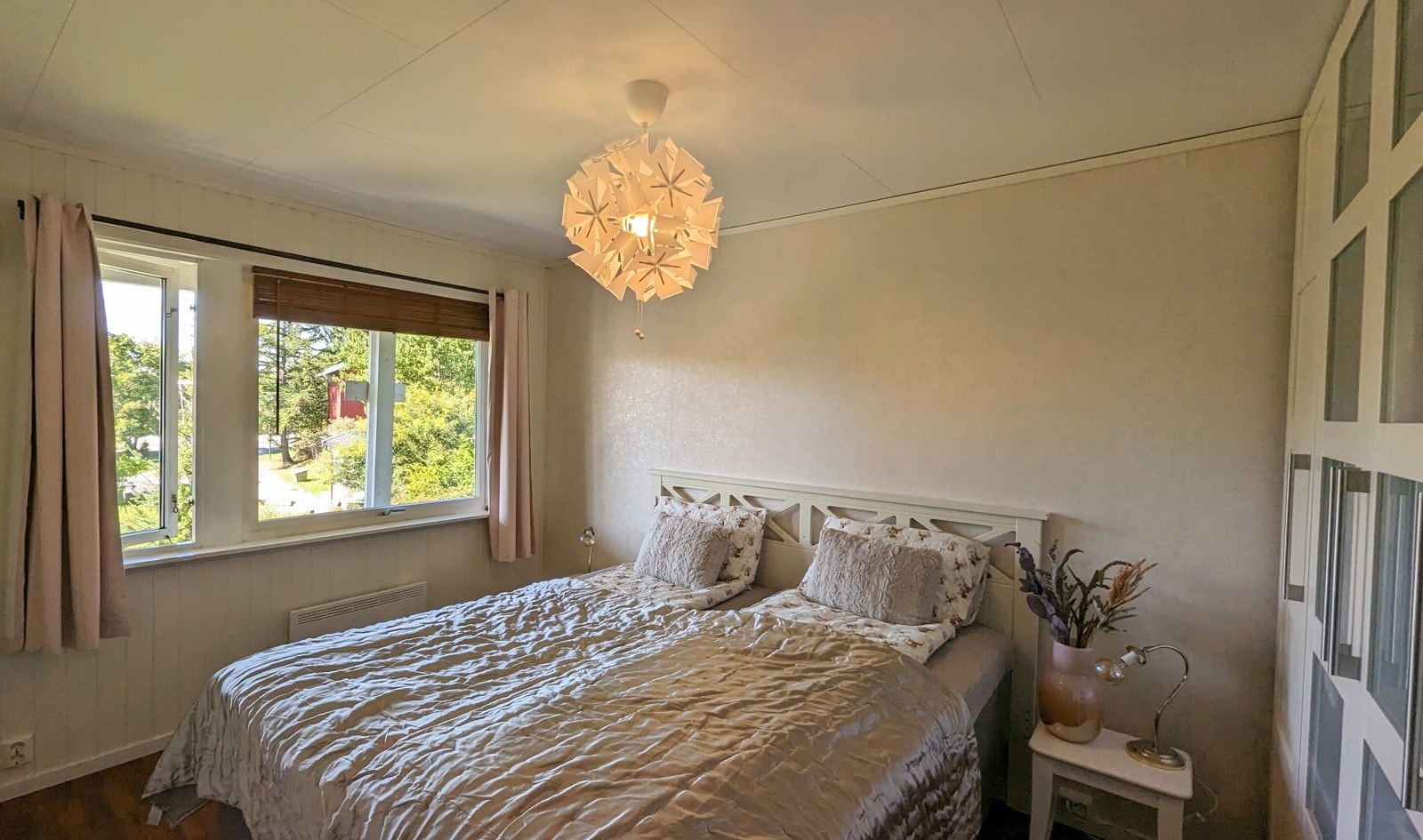 Hovedsoverommet er av god størrelse med god plass til dobbelseng og tilhørende møblement. Galleribilde