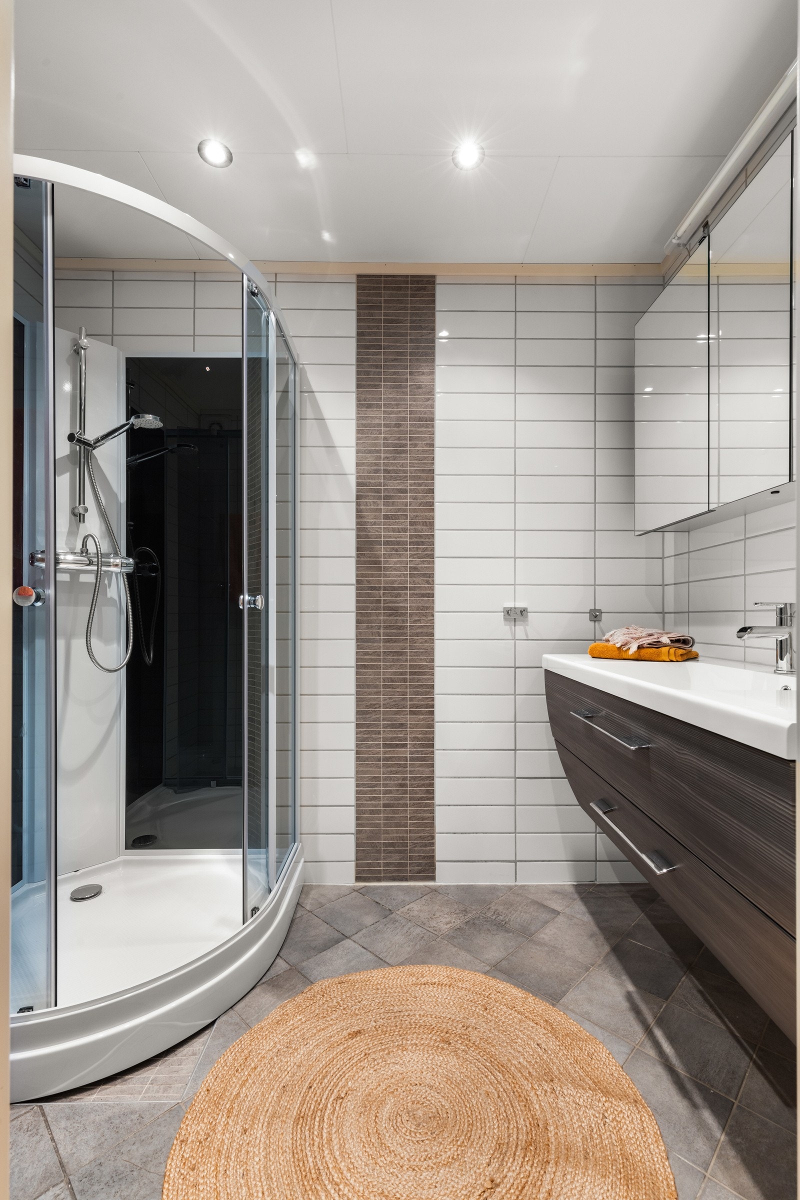 Lukket dusjkabinett fra 2017. Bad og toalett renovert av Bademiljø AS. Varmekabler i gulv og montert downlights. Galleribilde