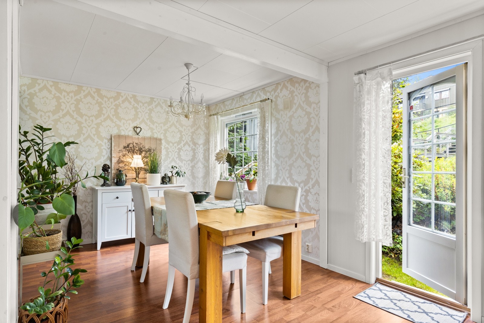 Spisestuen har opprinnelig vært soverom og det kan lett settes tilbake til opprinnelig stand om det er behov for det. Galleribilde