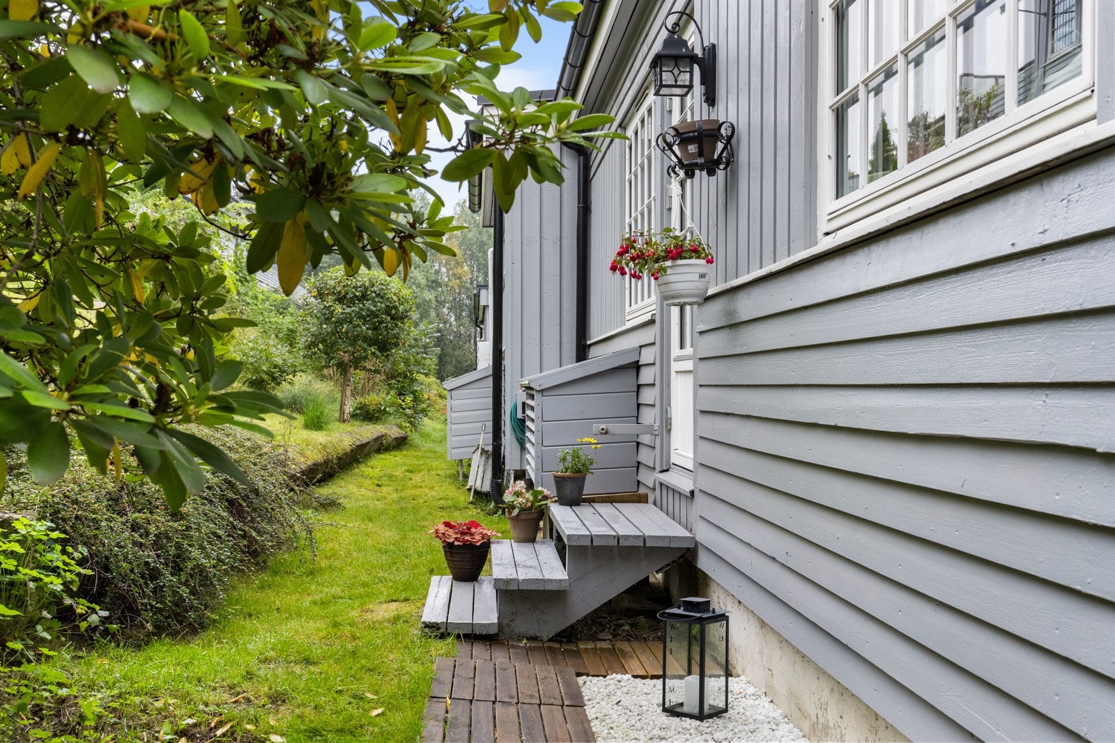 Morgensol på baksiden av huset hvor du kan sitte i fred og ro og nyte morgenkaffen. Galleribilde