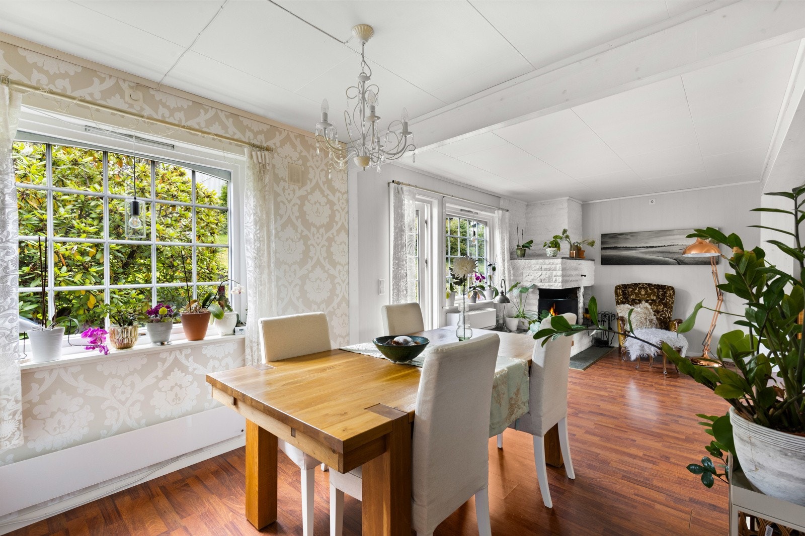 Utgang fra stue/spisestue til solplass på baksiden av huset. Galleribilde