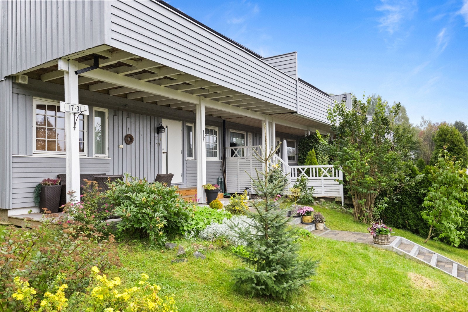 Sjelden anledning til familievennlig enderekkehus med et fargerikt uteområde med busker, planter og trær. Galleribilde