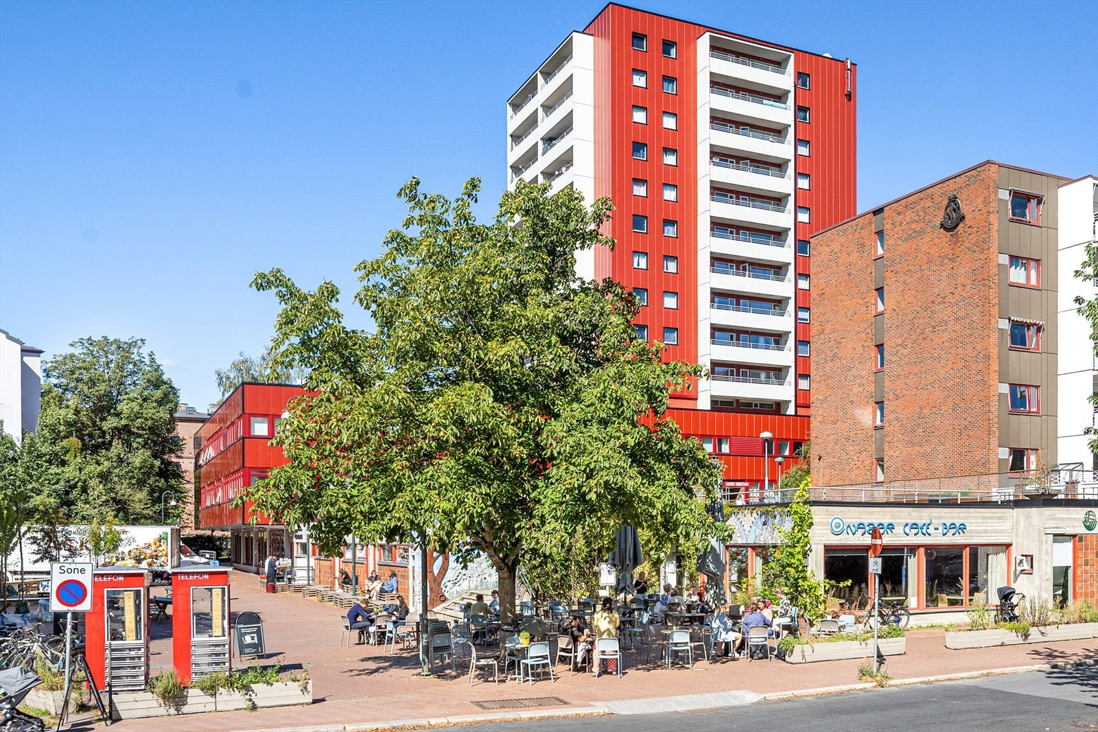 Leiligheten ligger sentralt plassert på Sagene med kort vei til det meste av servicetilbud og butikker i tillegg til kort vei til offentlig kommunikasjon. Galleribilde