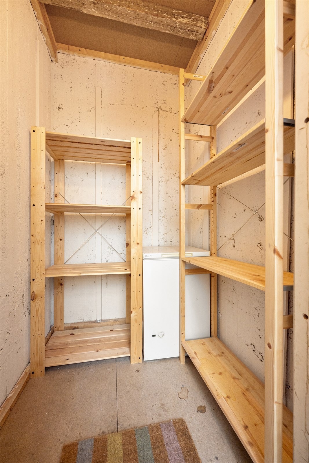 Leiligheten disponerer to boder, hhv en på loftet og en i 1.etasje. Boden i 1 etasje ligger vegg-i-vegg med leiligheten. Her er det mulighet for å ha fryser, mikro eller annet Galleribilde