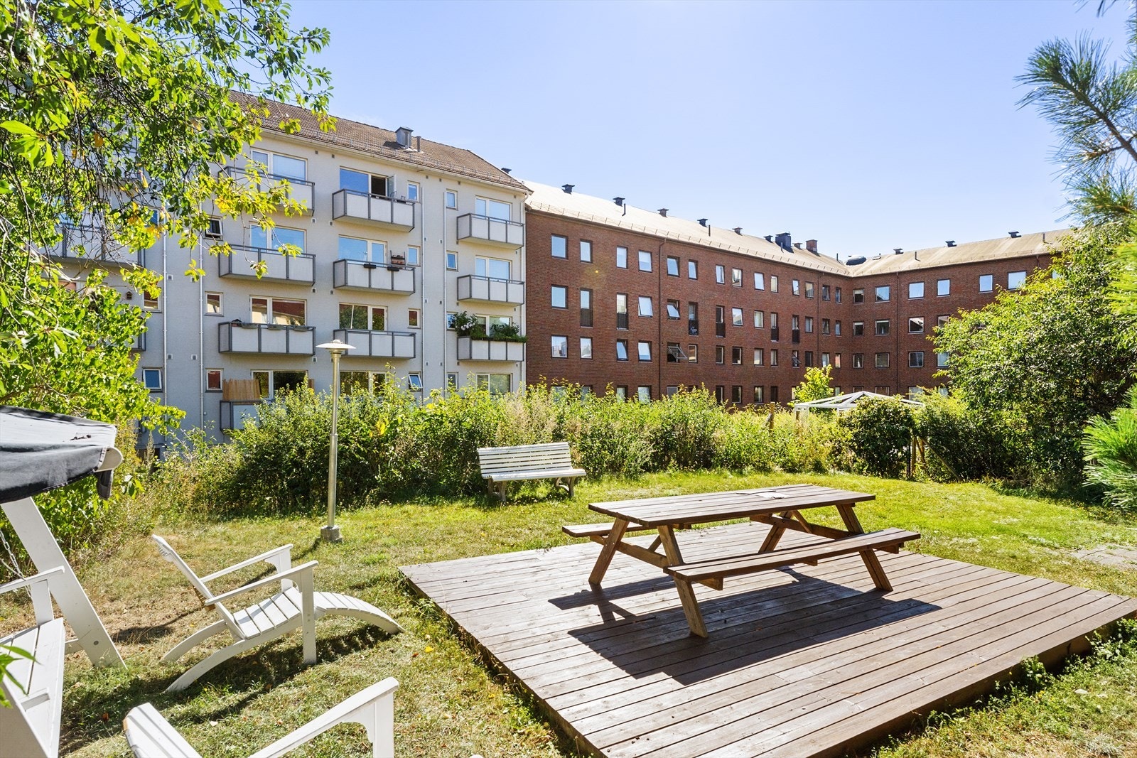 Hyggelig fellesområde i bakgården. Her er det muligheter for å slappe av i solen eller ta med middagen ut. Galleribilde