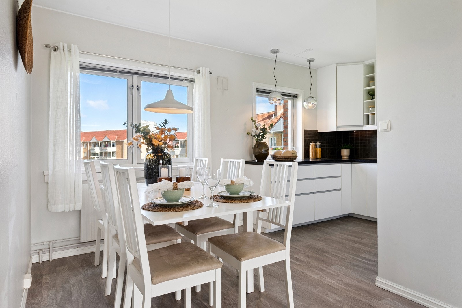 Spisestue med god plass til spisebord for hyggelige sammenkomster. Galleribilde