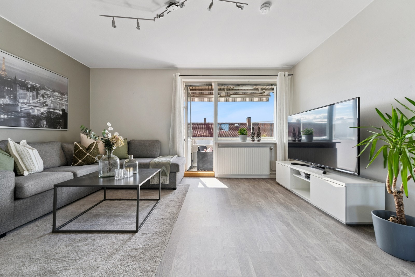 Stue med direkte utgang til sydvestvendt, solrik balkong med supre solforhold. Galleribilde