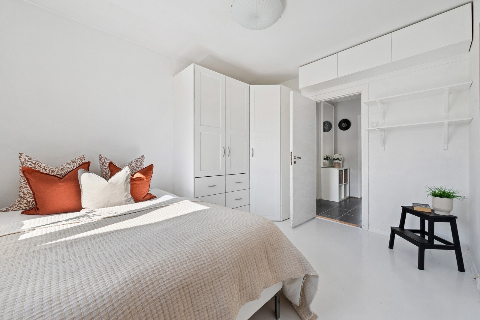 Begge soverommene er av god størrelse og det er satt inn garderobeskap på begge rommene. Galleribilde